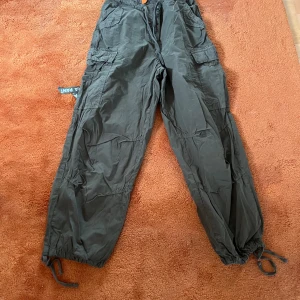 Cargo pants - Säljer för att jag inte använder de, bara använt ett par få gånger 