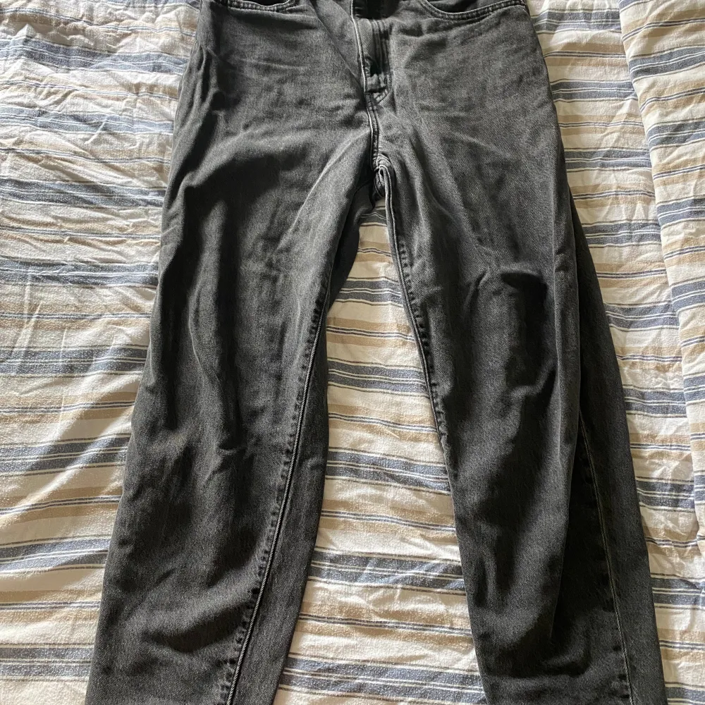 Levis jeans | Svarta | Ägd sedan vintern 2023 | Använd en del | Nypris drygt 600kr | Felfria jeans | Kontakta vid funderingar✅. Jeans & Byxor.