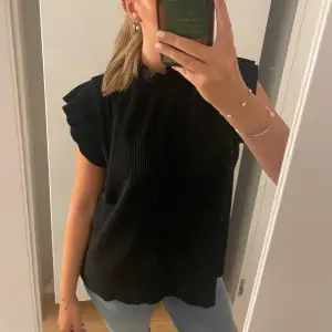 Säljer en jättefin svart blus som är från zara! Blusen är i väldigt bra skick💕