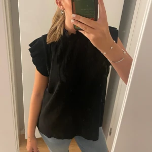 Blus - Säljer en jättefin svart blus som är från zara! Blusen är i väldigt bra skick💕