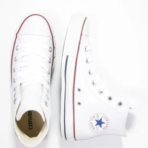 Vita converse - Knappt använda så väldigt bra skick  Kom privat för bild på dom😊
