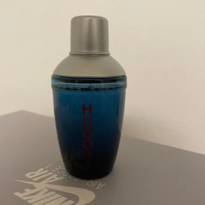 Hugo boss Dark blue - Hej Jag säljer min goda parfym somnär perfekt för höst och vinter. Detta är 75 ml och har används hälften ev den. Anledningen att jag säljer detta är jag hinner inte att använda denna parfymen. Har funderingar, gärna fråga. Vi kan diskutera om pris.