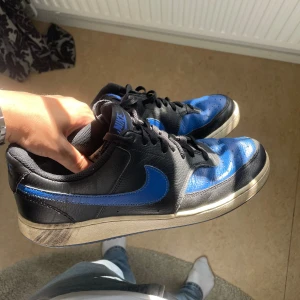 Nike court visions - Ett par Nike court visions i storlek 43 köpta på stadium. Perfekt för alla typer av stilsr och använt ett fåtal 