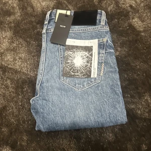 Neuw Jeans - Säljer nu dessa feta neuw jeans i storlek 30/31! Dessa jeans är helt oanvända och alla lappar och tags är kvar. Ny pris: 1400 Mitt pris: 499 Säljer dessa då dem aldrig kommer i användning! Kom privat för frågor eller fler bilder!✌🏻💯