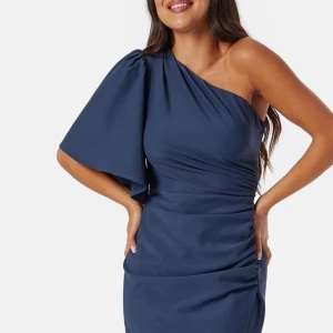 One shoulder dress - Draperad klänning från Bubbleroom Occasion  Nyskick, använd en gång varsamt    Köpt för 799 kr, säljes för 250 kr  Modell: Längd 173 cm och bär storlek 36