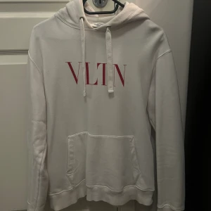 Valentino hoodie  - Valentino hoodie, köpt från hemsidan haiendo. Använd fåtal gånger pga var för liten. 