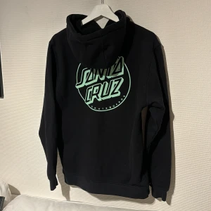 Santa cruz hoddie - Super fin en liten skada på bandet se sista bilden😊