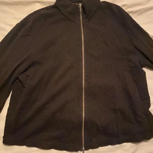 Brun Zip up tröja - Säljer denna snygga Zip Up tröja från Our Legacy. Den är använd endast fåtal gånger och är i mycket bra skick. Säljer den för att den inte kommer till mycket användning. Sitter som en medium.