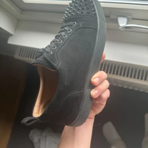 Louboutin 43 - Louboutin skor som nästan inte är använda. Skicket skulle jag säga är 8/10 bara det att en bit fattas. Storlek 43. Skorna, dustbag och stickers fås med.