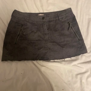 Grå mönstrig kjol - Köpta på loppis. Avklippta själv. Jag är själv storlek 36 men den passar mig med.