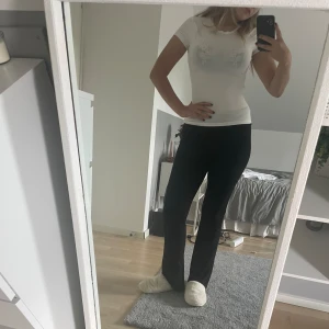 Tajt t-shirt - Tajt t shirt från gina tricot i mycket bra skick, använd ca 2ggr💕.