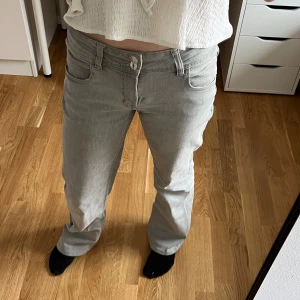 Lågmidjade bootcut jeans från Gina - I bra skick passar Xs/s🌟🌟