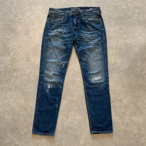 Replay anbass - Säljer nu ett par blåa Replay anbass i strl 33, bra skick. Skriv till oss vid minsta fundering😃