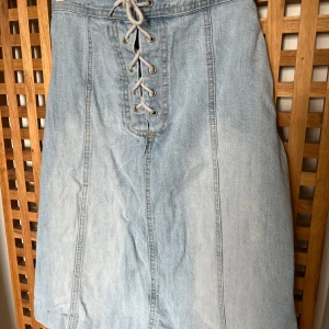 Jeanskjol med snörning - Supersnygg jeanskjol med snörning i midjan. Bra skick. 