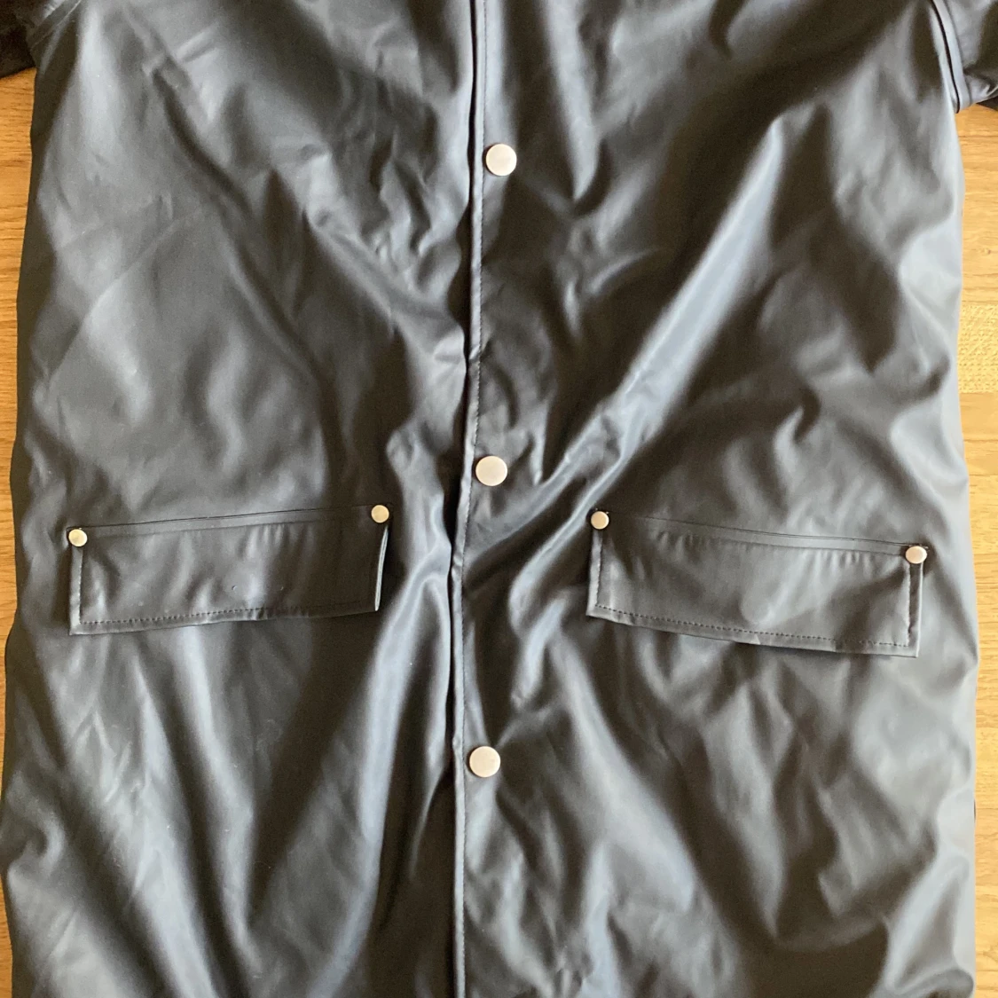 Svart regnkappa med fluffigt tyg inuti  - 90