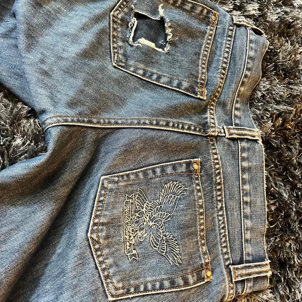 Säljer dessa sjukt snygga jeans från american Eagle med hål. Passar sjukt bra till hösten o e verkligen sjukt snygga❤️skriv för mer bilder!!! Midjemått:37cm innerbensmått:80cm Pris kan diskuteras såklart💋. Jeans & Byxor.