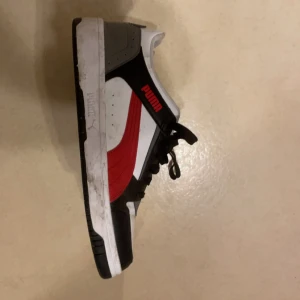 Sneakers storlek 46 - Den är i mycket god skick har använt den Max 20 gånger. Säljs nytvättade såklart.