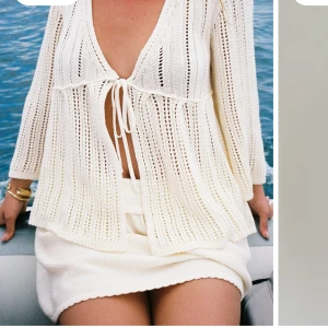 Djerf avenue stickad kofta  - Hej! Säljer min fina fina kofta då den inte kommer till användning. Finns inget tecken på användning. Storlek M. Köptes för 1.200kr🤍 hör av er vid frågor💖 kan gå ned lite i pris vid snabb affär💘