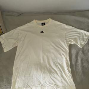 Säljer min oversized Adidas t-shirt för 100kr. Väldigt bra skick och sällan använd.