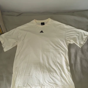 Oversized Adidas t-shirt - Säljer min oversized Adidas t-shirt för 100kr. Väldigt bra skick och sällan använd.