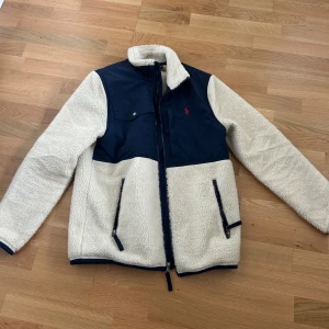 Ralph lauren jacka fleece  - Säljer min Ralph lauren fleece jacka, passat perfekt till hösten och våren. Toppskick då den bara använts kort i våras. Storlek s passar som s. Köptes för 2400 på Room i Emporia. 