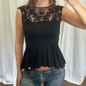 Volangtopp - Svart volangtopp med spetsdetaljer från Chiara Forthi 🖤