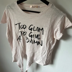 Ljusrosa magtröja med knytning - Ljusrosa magtröja med knytning i storlek S/M. Väl använd men inget direkt slitage. Ganska tunn i tyget är den är mer som S än M skulle jag säga. 