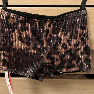 Shorts - Säljer ett par glittriga leopard shorts 🙂