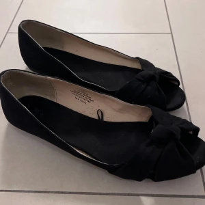 Ballerina skor  - Säljer dessa shit söta ballerina skor då de är lite för stora på mig🥲 Det är en liten öppen tå som man kan täcka med ballerina strumpor! Priset kan diskuteras💕