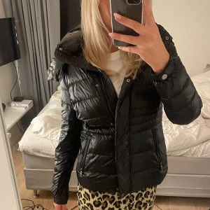 Massimo Dutti jacka - Super snygg svart dunjacka från Massimo dutti. Bra skick och endast använd en vinter. Köpt på Zalando föra året och säljs inte längre.💕