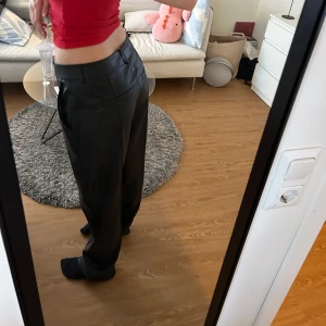 Skinnbyxor med olika midjor  - Säljer ett par helt nya skinnbyxor (ej äkta) från Na-kd (lappen finns kvar). Jag är 1, 73 lång och brukar använda kläder i S. Dessa är i storlek 40 och på mig sitter de på höfterna, alltså low waist. Har man storlek 40 är midjan mid waist