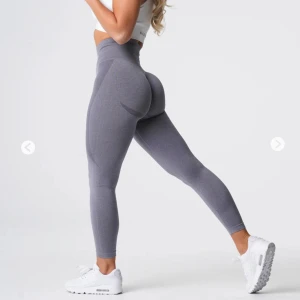 Nvgnt tights - Säljer dessa jättesnygga nvgtn tightsen som endast är använda 1 gång. Säljer då jag har massor med liknande tights. Dom formar kroppen jättefint och är från usa🥰