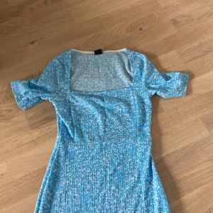 Blå sommarklänning  - En klänning från Gina tricot använd en gång. Säljer då den bara händer i garderoben utan att användas. Pris går att diskutera 🫶