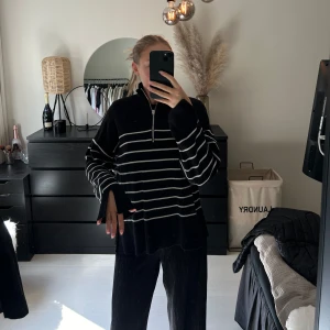 Randig stickad - Säljer denna svart/ vit randiga stickade tröjan, minns inte vart den är köpt. Super fin och ny skick. Använd fåtal gånger. Dem var slitt på ärmen och vid sidan av tröjan som ger en snygg detalj.