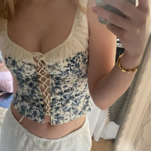 Korset topp - Jätte gullig korsett topp med blått mönster. Utmärkt skick, endast använd 2/3 gånger. Säljer då den inte längre kommer till användning💕