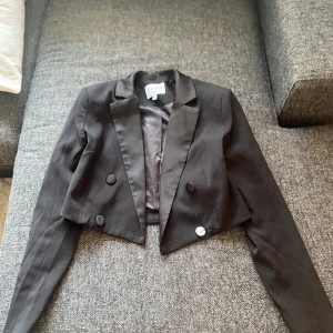 Croppad kavaj - Croppad kavaj från NAKD, knappt använd!