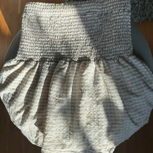 Kjol - Fin och skön sommar kjol, den är i färgen beige och vit. Vet inte vart den är ifrån då lappen är borta, men tror ASOS. Vet heller inte storleken. Men då den är strechig passar den nån med XS- M