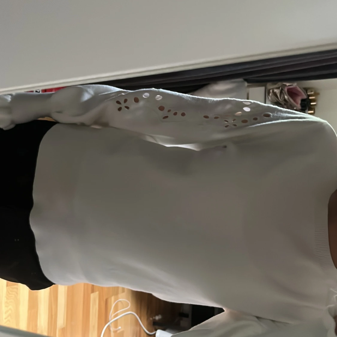 finstickad tröja med detaljer