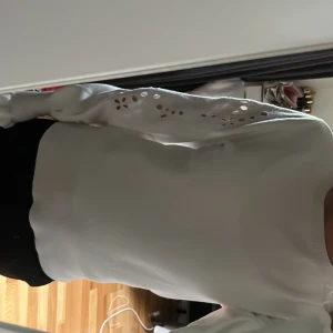 finstickad tröja med detaljer  - nyskick, superfina detaljer på armar och rygg med gulliga volanger längst ut på ärmarna ☺️