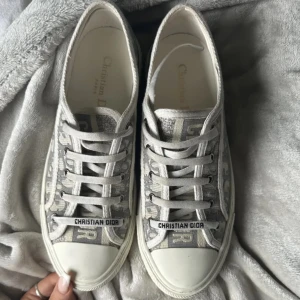 Christian dior sneakers  - Säljer nu mina nästintill nya walkndior sneakers, fick dem i present och har dessvärre inte kvar kvitto eller box etc då mina föräldrar inte sparade dem, vill antingen byta mot ett par 38 i samma färg eller mörkblå eller sälja (nypris ca 9000) 