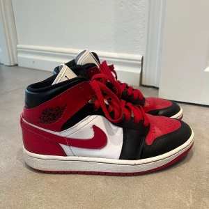 Röda Nike Jordan skor  - Använda i några månader och i bra skick  Inköpta för 1300kr från zalando, pris kan diskuteras. Frakten ingår i priset 