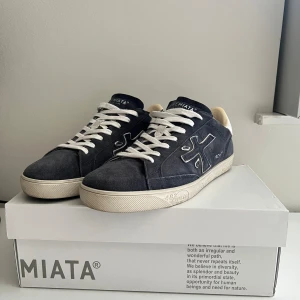 Premiata skor - Ett par premiata skor jag köpte när jag var i itialien. Svin fräscha och toppen skick precis som nya 9/10 tvätts dem lite och så blir det 10/10  Har du några funderingar? Det är bara fråga på! Jag svarar snabbt! 