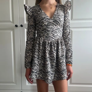 Volangklänning med zebramönster - Supersnygg volangklänning med zebramönster från Bershka. Använd en gång💕