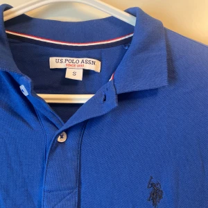 Blå piké  - Sällan använd. Mycket bra skick.