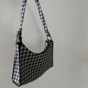 Svartvit miniväska - Väldigt fin axelväska som är köpt ny från Sellpy❣️har använts en del men väldigt bra skick. (Stort förvaringsutrymme) 