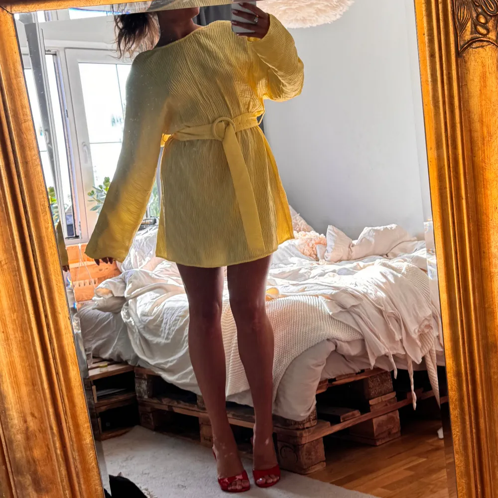Sötaste gula klänningen från NA-KD! Skön och använd en gång⭐️✨💫. Mekot.