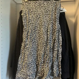 Kjol - Svart med vita blommor på🖤😍 helt underbar till sommaren men för liten för mig