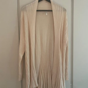 Kofta - Oanvänd finare kofta i gräddvit färg.