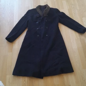 Blå kappa - Äldre blå kappa. Det finns ingen information om storlek då det är en äldre modell. Jag gissar att storleken är XL  