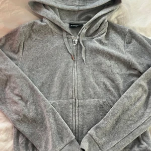 juicy couture - Säljer mitt set då jag inte använder det längre, båda delarna är i storlek M. Köparen står för frakten💕